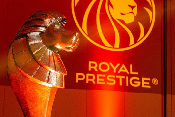 Royal Lion Gana el premio más grande a la excelencia. Este trofeo representa a líderes innovadores, personas que están haciendo historia en el Royal Prestige®.